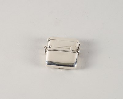 Lot 222 - A SILVER SOVEREIGN AND HALF SOVEREIGN CUM VESTA CASE