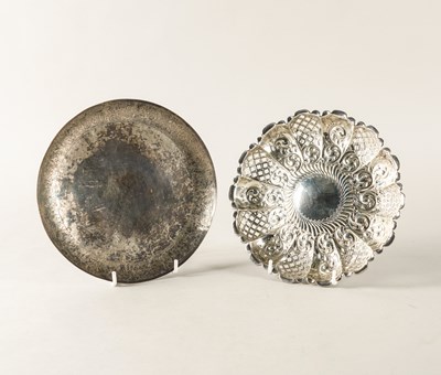 Lot 225 - A SILVER DISH AND A FOREIGN DISH (2)