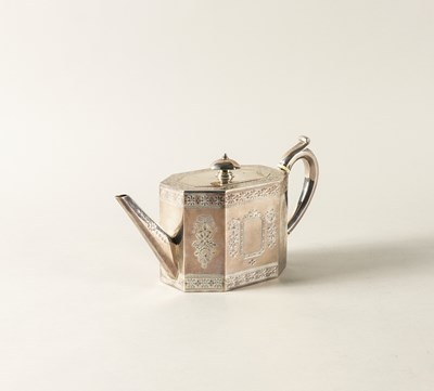 Lot 229 - A VICTORIAN SILVER TEAPOT