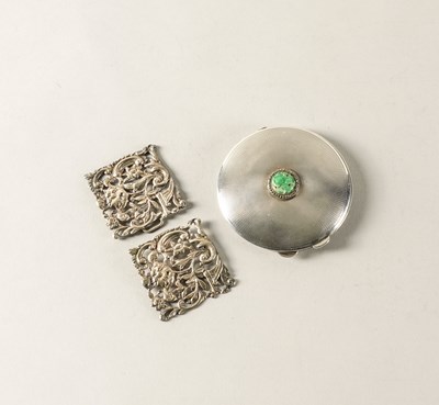 Lot 243 - A SILVER POWDER COMPACT AND A SILVER TWO PIECE BUCKLE (2)