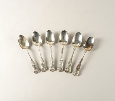 Lot 303 - A SET OF SIX VICTORIAN SINGLE STRUCK KINGS PATTERN DESSERT SPOONS (6)