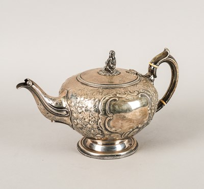 Lot 322 - A VICTORIAN SILVER TEAPOT