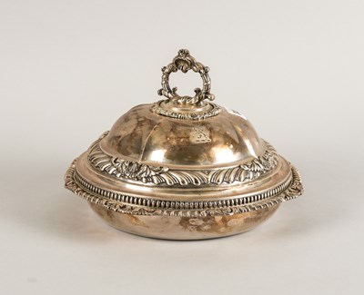 Lot 346 - A GEORGE III SILVER ENTREE DISH AND COVER