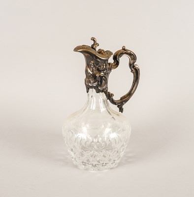 Lot 348 - A SILVER PLATED METAL MOUNTED FACETED GLASS HINGE LIDDED CLARET JUG