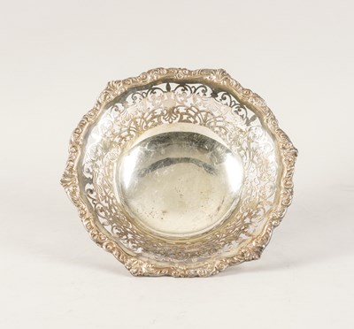 Lot 351 - A SILVER SHAPED CIRCULAR DISH