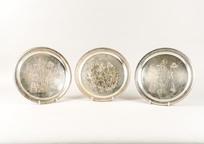 Lot 361 - A PAIR OF AND ONE FURTHER SILVER CIRCULAR DISHES (3)