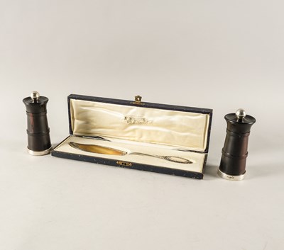 Lot 388 - A FRENCH SERVING SLICE AND A PAIR OF SILVER MOUNTED HARDWOOD CONDIMENT GRINDERS (3)