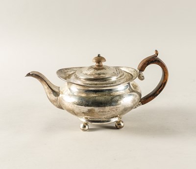 Lot 396 - A SILVER TEAPOT