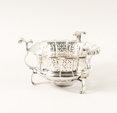 Lot 452 - A SILVER BOWL OR STAND