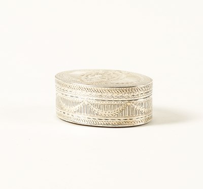 Lot 456 - A SILVER OVAL HINGE LIDDED BBOX