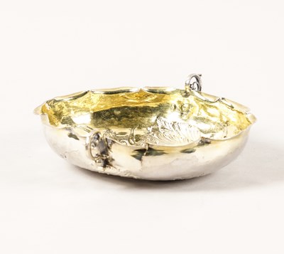 Lot 462 - A PARCEL GILT SHAPED OVAL SILVER DISH