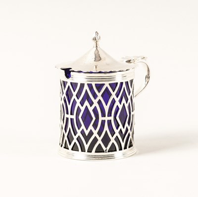 Lot 466 - A GEORGE III SILVER MUSTARD POT