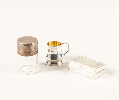Lot 467 - A SILVER MOUNTED SMELLING SALTS BOTTLE AND TWO FURTHER ITEMS (3)
