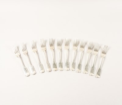 Lot 489 - A SET OF TWELVE SILVER FIDDLE PATTERN TABLE FORKS (12)