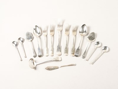 Lot 491 - A GROUP OF SILVER AND PLATED FLATWARE (QTY)