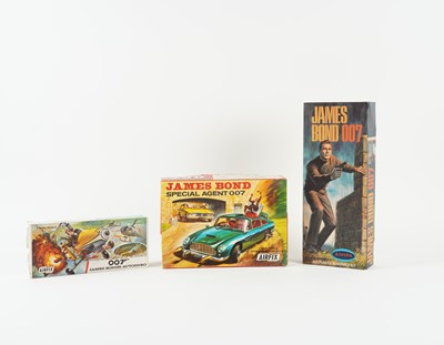Lot 508 - JAMES BOND: AN AIRFIX AUTOGYRO CONSTRUCTION KIT, AN ASTON MARTN DB5 CONSTRUCTION KIT AND AN AURORA ASSEMBLY KIT (3)