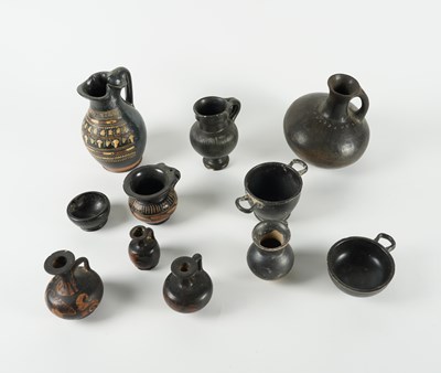 Lot 584 - A GROUP OF TEN SOUTH ITALIAN BLACK AND RED VESSELS INCLUDING A GNATHIA WARE OINOCHOE (11)