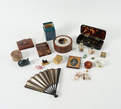 Lot 611 - A GROUP OF ASSORTED OBJECTS OF VERTU TO INCLUDE A BRONZE NETSUKE, LINLEY CANDLE HOLDER AND TORTOISESHELL BOXES (QTY)