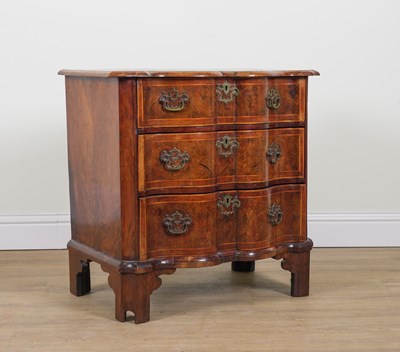 Lot 805 - AN 18TH CENTURY DUTCH WALNUT SERPENTINE FRONTED THREE DRAWER COMMODE