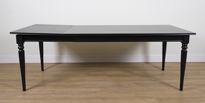 Lot 939 - A CONTEMPORARY EBONISED EXTENDING DINING TABLE