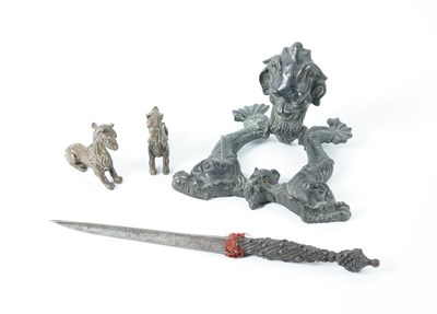 Lot 552 - AN ITALIAN 16TH CENTURY STYLE BRONZE PATINATED CAST METAL MOUNT OR DOOR KNOCKER (4)