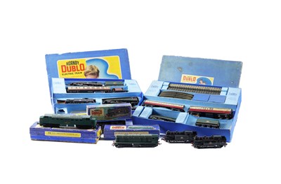 Lot 573 - A BOXED HORNBY DUBLO ELECTRIC TRAIN SETS AND A COLLECTION OF OTHER CARRIAGES (QTY)