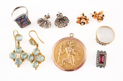 Lot 252 - THREE PAIRS OF EARRINGS, TWO RINGS AND TWO FURTHER ITEMS (10)