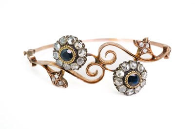 Lot 282 - A GOLD, SAPPHIRE AND DIAMOND BANGLE