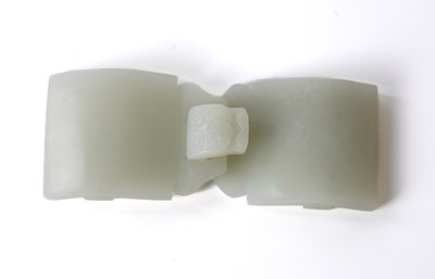 Lot 1293 - A CHINESE JADE BELT BUCKLE
