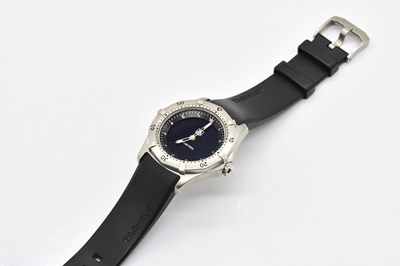 Lot 1735 - TAG HEUER: A STAINLESS STEEL QUARTZ WRISTWATCH