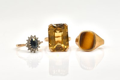 Lot 1814 - A GOLD AND CITRINE SINGLE STONE RING AND TWO FURTHER RINGS (3)