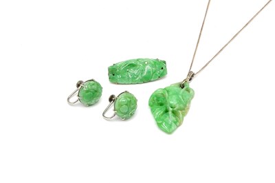 Lot 1819 - THREE ITEMS OF JADE JEWELLERY (3)