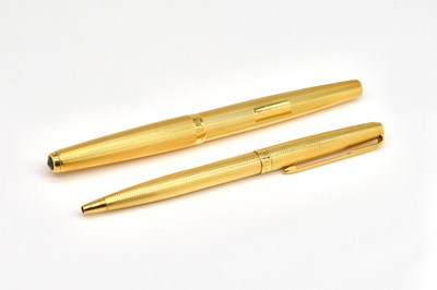 Lot 1820 - A PARKER 61 18 CT GOLD CASED FOUNTAIN PEN AND A MATCHING BALL POINT PEN (2)