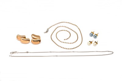 Lot 1828 - A PAIR OF GOLD CUFFLINKS AND FOUR FURTHER ITEMS OF JEWELLERY (5)