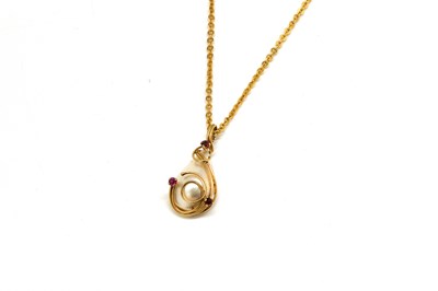 Lot 1837 - A 9CT GOLD, BLISTER PEARL AND RUBY PENDANT WITH A NECKCHAIN (2)