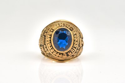 Lot 1839 - AN AMERICAN GOLD COLLEGE RING
