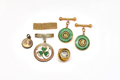 Lot 1857 - A PAIR OF GOLD MOUNTED JADE CUFFLINKS AND FOUR FURTHER ITEMS (6)