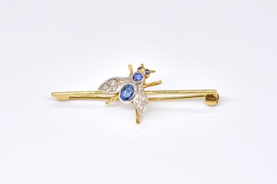 Lot 1872 - AN 18CT GOLD, SAPPHIRE AND DIAMOND FLY BAR BROOCH