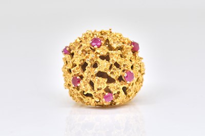 Lot 1878 - A 9CT GOLD AND RUBY RING OF ABSTRACT DESIGN