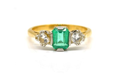 Lot 1883 - A GOLD, EMERALD AND DIAMOND THREE STONE RING