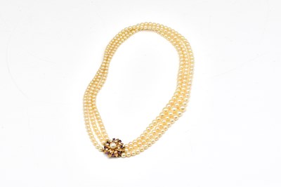 Lot 1885 - A THREE ROW NECKLACE OF SLIGHTLY GRADUATED CULTURED PEARLS