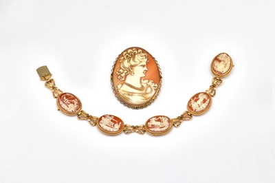 Lot 1887 - A 9CT GOLD AND SHELL CAMEO BRACELET AND A GOLD MOUNTED SHELL CAMEO BROOCH (2)