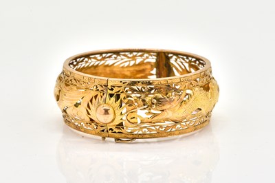 Lot 1892 - AN ASIAN GOLD HINGED BANGLE