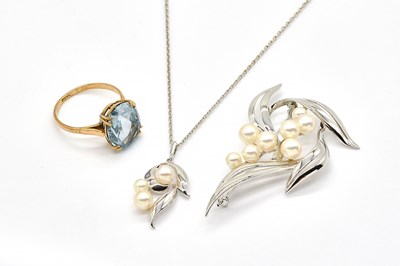 Lot 1902 - THREE ITEMS OF JEWELLERY (3)