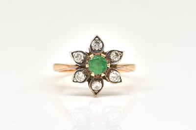 Lot 1921 - A GOLD, EMERALD AND DIAMOND FLOWER CLUSTER RING