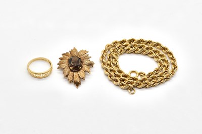 Lot 1931 - A 9CT GOLD NECKCHAIN, A 9CT GOLD AND SMOKY QUARTZ BROOCH AND A RING (3)