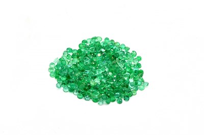Lot 1944 - A QUANTITY OF LOOSE FACETED ROUND EMERALDS 2.25MM
