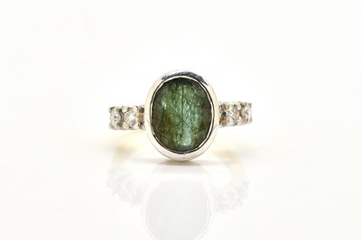 Lot 1947 - AN 18CT GOLD AND PLATINUM, EMERALD AND DIAMOND RING