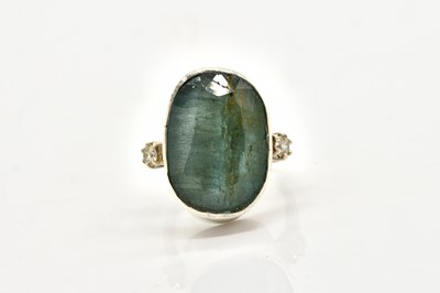 Lot 1949 - A WHITE GOLD, EMERALD AND DIAMOND RING