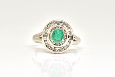 Lot 1951 - AN EMERALD AND DIAMOND CLUSTER RING